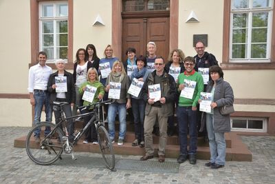 Bild vergr&ouml;&szlig;ern: Mitarbeiter der Stadt Alzenau f&uuml;r Teilnahme an der Aktion &raquo;Mit dem Rad zur Arbeit&laquo; 2016 geehrt