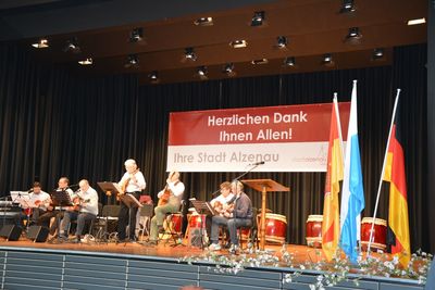 Bild vergr&ouml;&szlig;ern: Die Gitarrengruppe &raquo;Guitar Jazz'n'Songs&laquo; begleitete den Ehrenamtsempfang musikalisch.