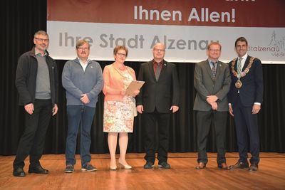 Bild vergr&ouml;&szlig;ern: V.l.n.r. Dr. Michael Neumann (Leiter der Umweltabteilung der Stadt Alzenau), Frank Stickler, Inge Thoma, Uli Freund, J&uuml;rgen Rost (Vorsitzender des Angelsportvereins Alzenau 1962 e.V.), B&uuml;rgermeister Dr. Alexander Legler