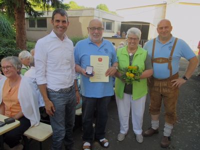 Bild vergr&ouml;&szlig;ern: Alzenaus Erster B&uuml;rgermeister Dr. Alexander Leger ehrt den Ehrenvorsitzenden Helmut Wohnsland