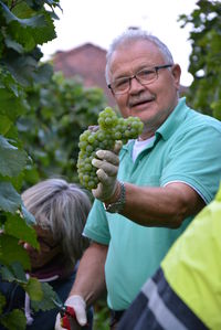 Bild vergr&ouml;&szlig;ern: Mit Spa&szlig; sind die Helfer vom Weingut Klaus G&uuml;ndling bei der Sache