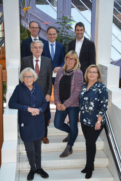 Bild vergr&ouml;&szlig;ern: Kunzmann-Gesch&auml;ftsf&uuml;hrer Karl Diehm, technischer Betriebsleiter und Dritter B&uuml;rgermeister Ralph Ritter, B&uuml;rgermeister Dr. Alexander Legler, Ehrenb&uuml;rger Walter Scharwies (Hospizf&ouml;rderverein), Alexandra Kraft Simon, Ehrenb&uuml;rgerin Irene Treffert und Nicola S