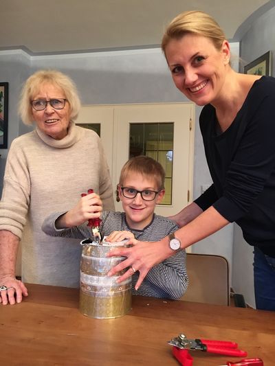 Bild vergr&ouml;&szlig;ern: Zur Spenden&uuml;bergabe kam Ehrenb&uuml;rgerin Irene Treffert, Vorsitzende der Initiative, zu Frau Waidelich und ihrem Sohn Leon, der die Spendendose &ouml;ffnen durfte.