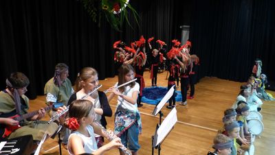 Bild vergr&ouml;&szlig;ern: Ensemble mit Elementarkindern