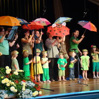 Bild vergr&ouml;&szlig;ern: ElternKind-Regentanz                              