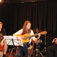 Bild vergr&ouml;&szlig;ern: Gitarrenduo mit Schlagzeuger
