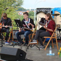 Bild vergr&ouml;&szlig;ern:    E-Gitarrenensemble Musikschule Gem&uuml;nden                            