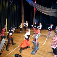 Bild vergr&ouml;&szlig;ern: Piratentanz Grundkurse beim Schuljahresabschlusskonzert