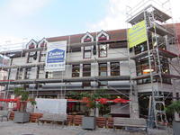 Bild vergr&ouml;&szlig;ern: Erste Teile der Fassade im neuen Anstrich