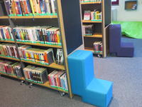 Bild vergr&ouml;&szlig;ern: Neue Sitzm&ouml;bel in der Jugendbibliothek
