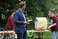 Bild vergr&ouml;&szlig;ern: SommerLeseClub-Abschlussparty: Drehen der Lostrommel
