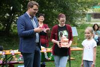 Bild vergr&ouml;&szlig;ern: SommerLeseClub-Abschlussparty: Gewinnerin des 1. Preises: Maren Puhle
