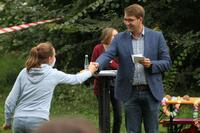 Bild vergr&ouml;&szlig;ern: SommerLeseClub-Abschlussparty: B&uuml;rgermeister Stephan Noll begl&uuml;ckw&uuml;nscht Gewinnerin
