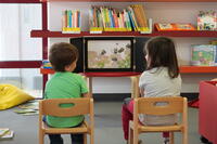 Bild vergr&ouml;&szlig;ern: Zwei Kinder in der Vorlesestunde
