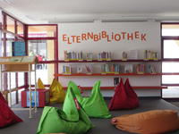 Bild vergr&ouml;&szlig;ern: Die Elternbibliothek in der Kinderleseecke