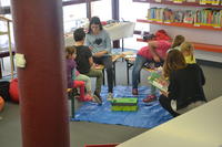 Bild vergr&ouml;&szlig;ern: Der LeseClub der Stadtbibliothek schminkte die Kinder zu Rittern, Prinzessinnen und bunten Phantasiewesen