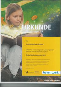 Bild vergr&ouml;&szlig;ern: Das Bayernwerk zeichnet die Stadtbibliothek  Alzenau f&uuml;r herausragendes Engagement  bei der Lesef&ouml;rderung mit dem  Kinderbibliothekspreis 2013 aus.