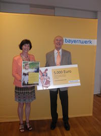 Bild vergr&ouml;&szlig;ern: Das Bayernwerk zeichnet die Stadtbibliothek  Alzenau f&uuml;r herausragendes Engagement  bei der Lesef&ouml;rderung mit dem  Kinderbibliothekspreis 2013 aus.