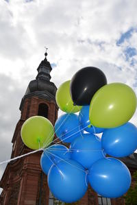 Bild vergr&ouml;&szlig;ern: 04-2304 luftballonaktion fairtrade (10)