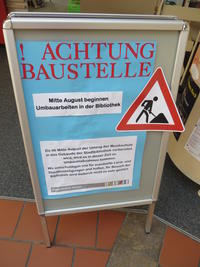 Bild vergr&ouml;&szlig;ern: Umbauschild im Eingangsbereich