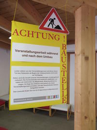 Bild vergr&ouml;&szlig;ern: Umbauschild im ehemaligen Lesecafe / Veranstaltungsraum