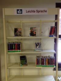 Bild vergr&ouml;&szlig;ern: Angebot an B&uuml;chern f&uuml;r Jugendliche und Erwachsene in Leichter Sprache im 1. Obergeschoss